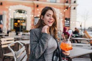 ragazza che fa aperitivo in centro città