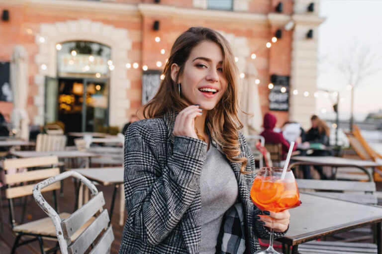 ragazza che fa aperitivo in centro città