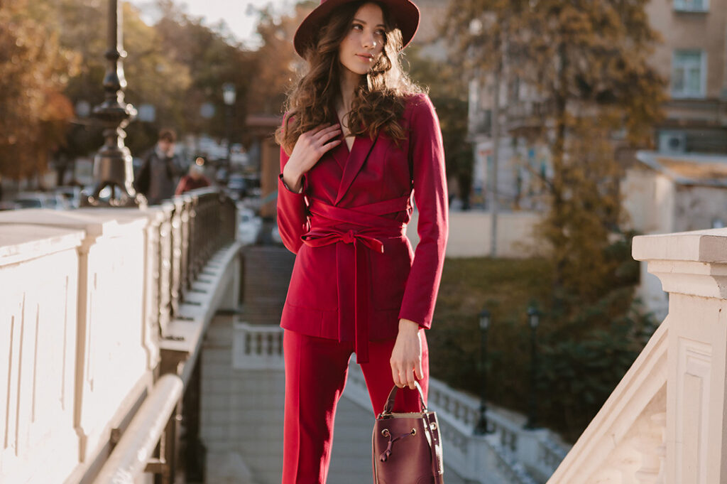 ragazza vestita con un completo bordeaux all'aperto