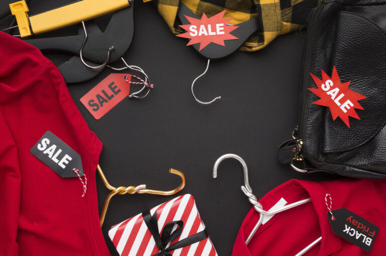 serie di abiti con la scritta sale