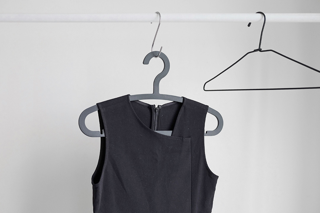 vestito appeso su gruccia