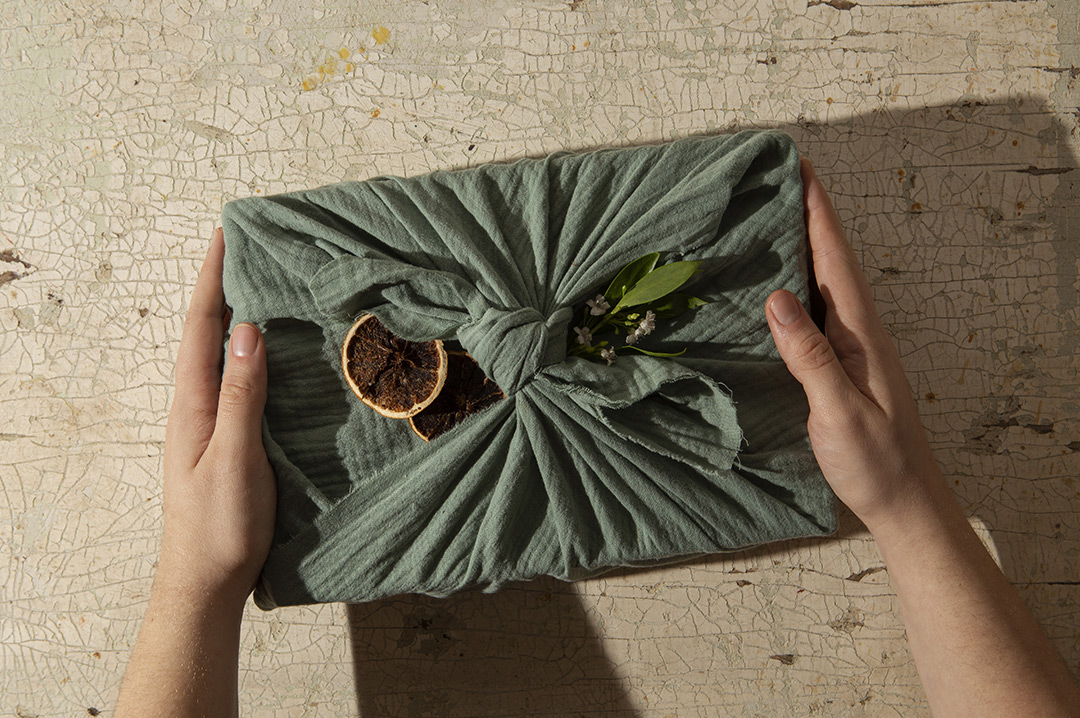 packaging di un prodotto in mussola