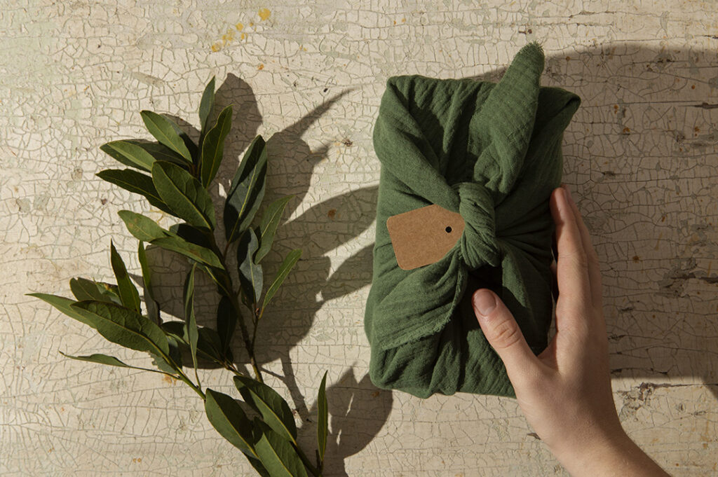 un ramo verde con un panno in mussola a simboleggiare la moda green