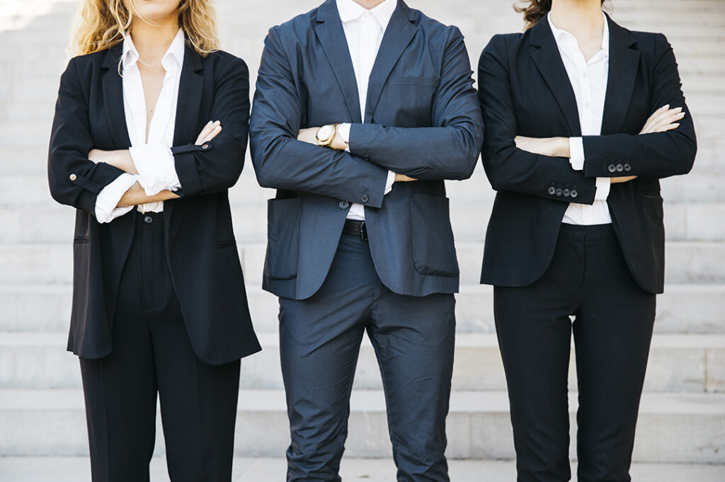 tre persone schierate per un colloquio