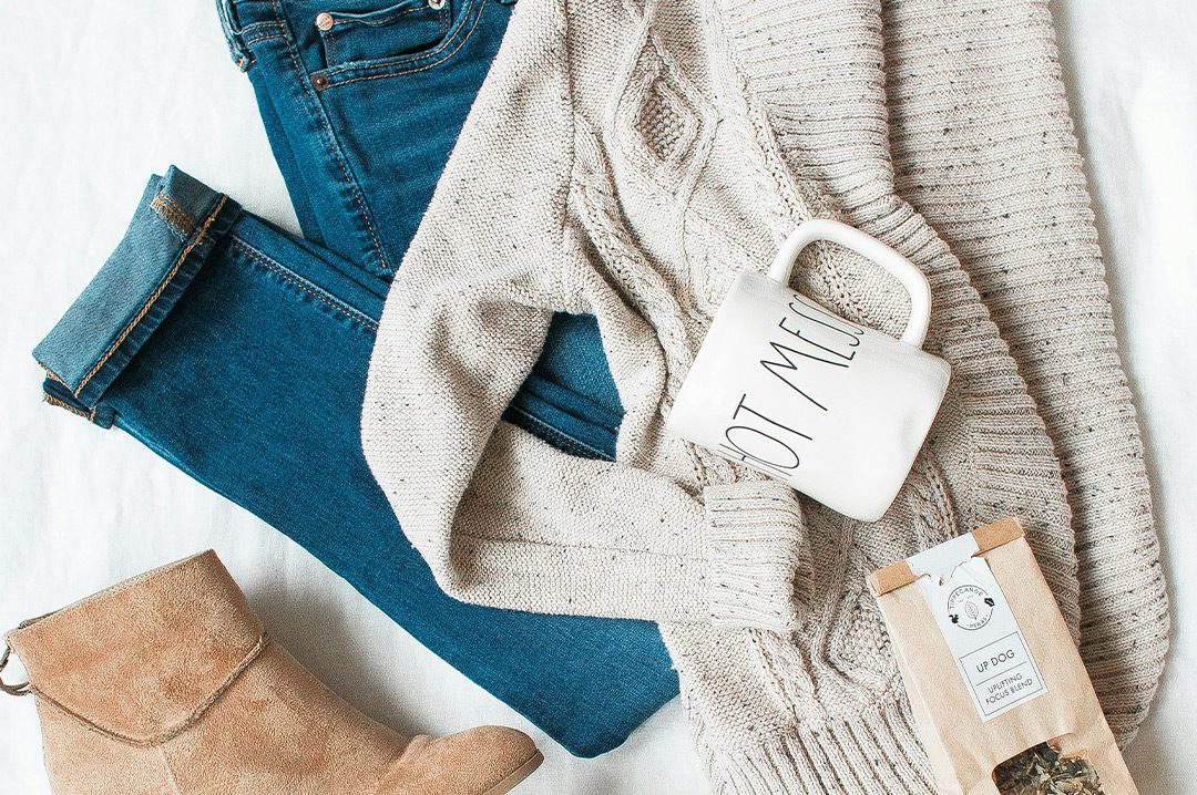 close up di outfit con colori neutri