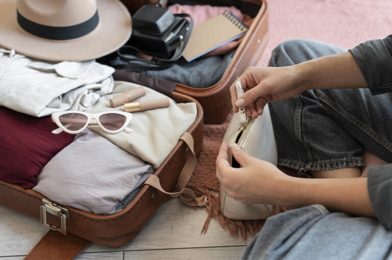 ragazza che prepara una valigia per un viaggio