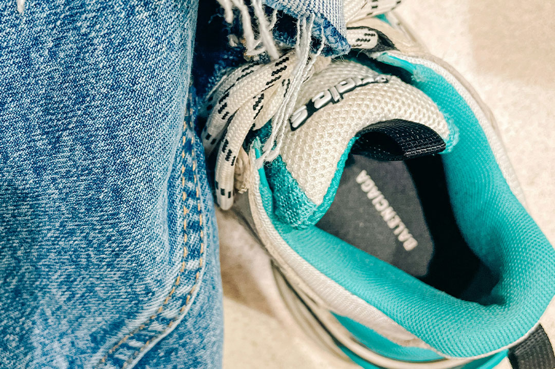 close up di scarpa e jeans balenciaga