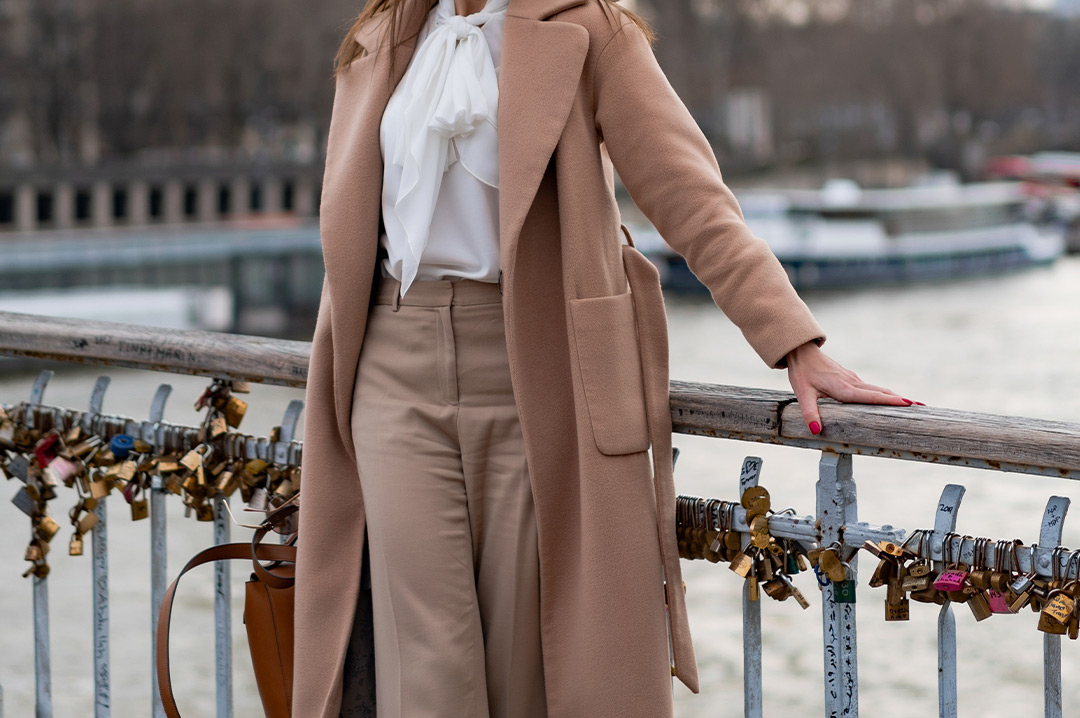 close up di un outfit di una ragazza sul ponte a parigi