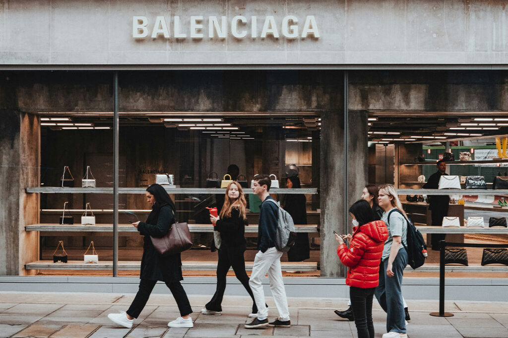 vetrina di balenciaga con persone che camminano di fronte